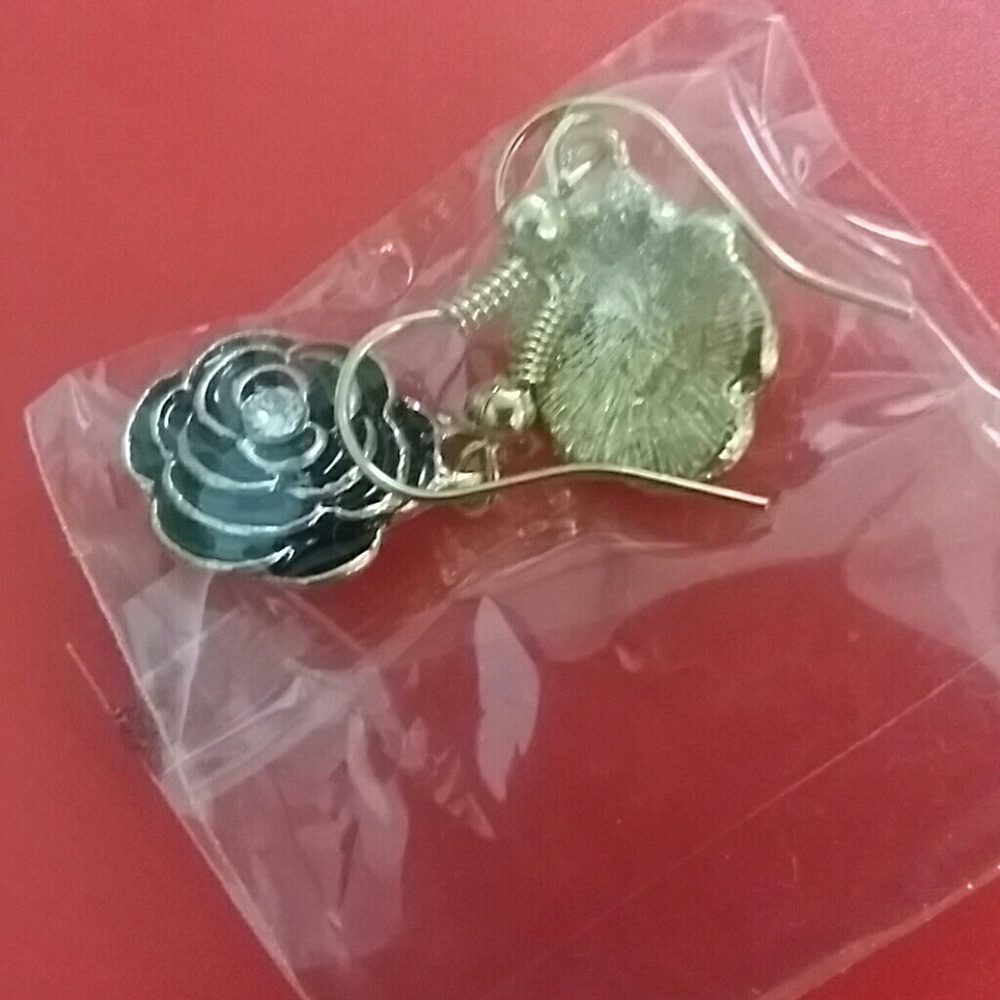 Rose shape dangle earrings*New in package*
